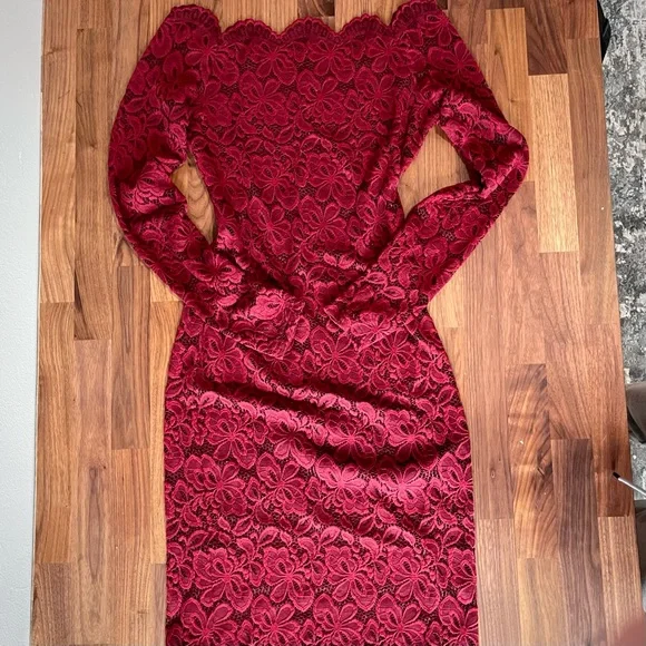 💃🏻 Off-Shoulder Lace Dress - Small - Picture 4 of 7